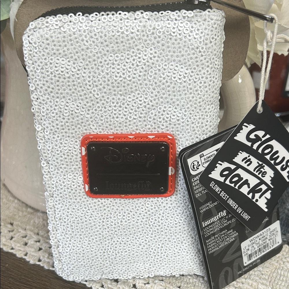 Loungefly Minnie Mouse Sequin Wallet Glows in the dark - Picture 2 of 7